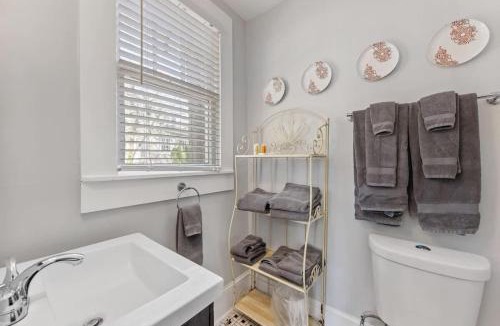 Cherry House | Stylish Myers Park 2 br with Screened Porch