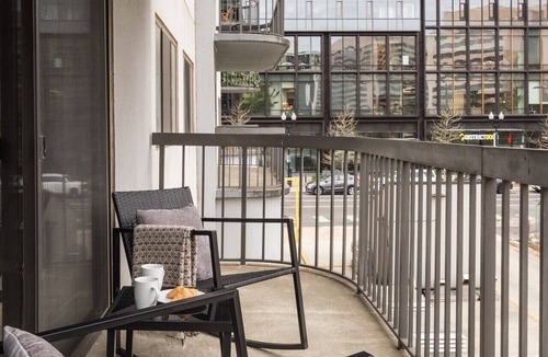 Crystal City Apartment | Stylish Oasis:Sleeps 7 | King Bed | Prime Location