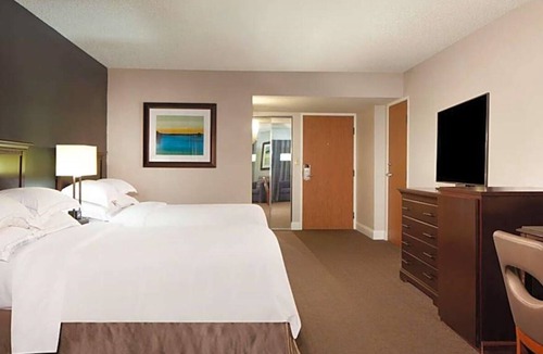 Nassau Bay Hotel | Stylish Room Near Kemah Boardwalk w/Picturesque Lake Views to Enjoy