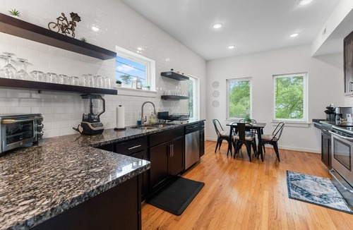 North Chesterfield House | Stylish RVA Rooftop Retreat - 3BR, 3BA, King Bed, Sleeps 6 & Free Parking!