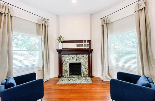 Lexington House | Stylish Spacious Apartment with King and Queen Beds