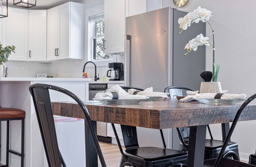 Denver Heights Cottage | Stylish & Spacious Comfort 4br/3ba Downtown Gem!