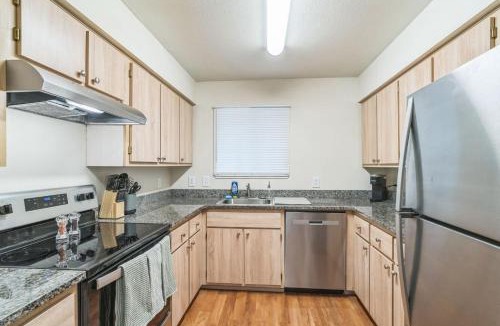 Harlow Apartment | Stylish Stay at Kinsrow Steps from DT