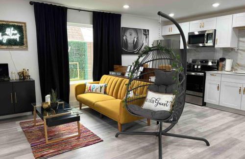 Old East Dallas Apartment | Stylish Studio with First Floor Entry Free Parking