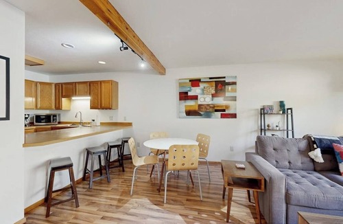 Big Sky House | Stylish townhouse with WiFi, private washer/dryer, patio, and full kitchen