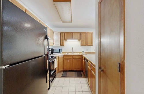 Big Sky House | Stylish townhouse with WiFi, private washer/dryer, patio, and full kitchen