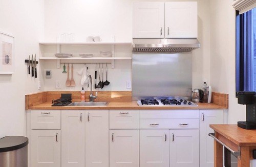 Rampart Village House | Stylish Westlake Guest House/Large Yard/Mountain View/Parking/Central Location