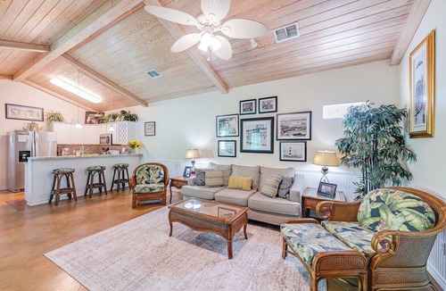 Port Aransas Condo | Stylishly decorated condo in Pirates Bay! Community pool and outdoor grilling ar