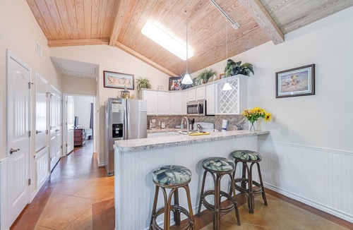 Port Aransas Condo | Stylishly decorated condo in Pirates Bay! Community pool and outdoor grilling ar