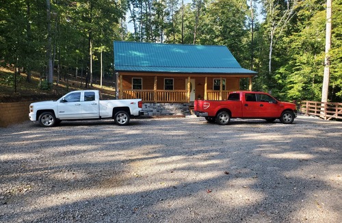 Burkesville Cabin | Sugar Bear Cabin 5 mins from State Park! Fishing, w/boat parking, golf & more!