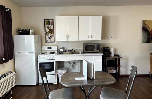 Helena Apartment | Suite 33 - Queen Suite W/Walk-In Shower