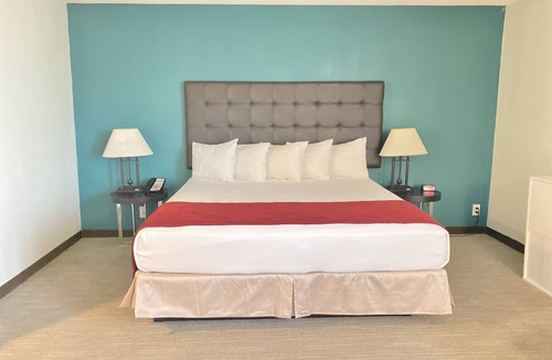 Torrance Hotel | Suite near Del Amo Mall, Coastal Attractions & Family-Friendly Activities