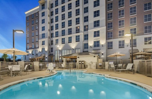 Florence Apartment | Suite with Roll-in Shower | Free Wi-Fi, Free Breakfast + Outdoor Pool