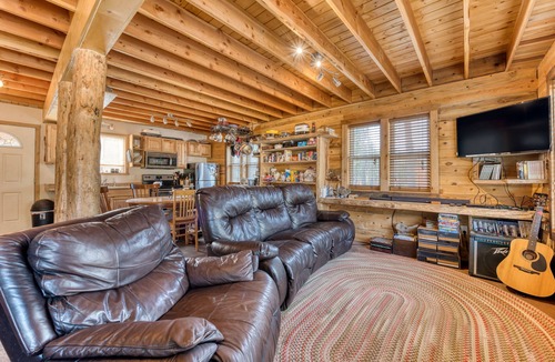 Sula House | Sula Mountain Retreat with Hot Tub and Fun-filled Shop