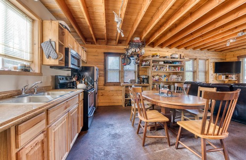 Sula House | Sula Mountain Retreat with Hot Tub and Fun-filled Shop