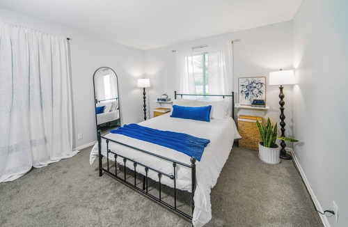 Bridgeport House | Summer Sale! Quiet Farmhouse near Waterparks and Birch Run Outlets