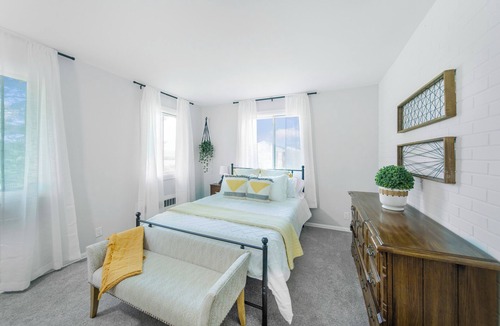 Bridgeport House | Summer Sale! Quiet Farmhouse near Waterparks and Birch Run Outlets