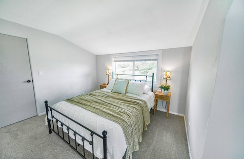 Bridgeport House | Summer Sale! Quiet Farmhouse near Waterparks and Birch Run Outlets