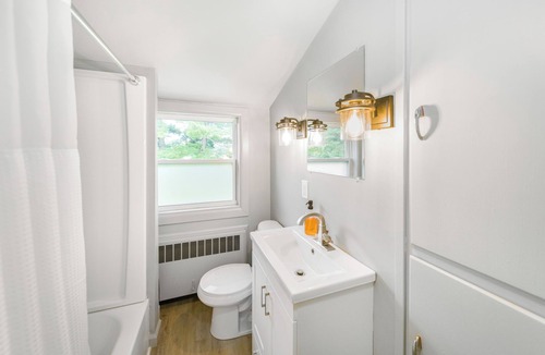 Bridgeport House | Summer Sale! Quiet Farmhouse near Waterparks and Birch Run Outlets