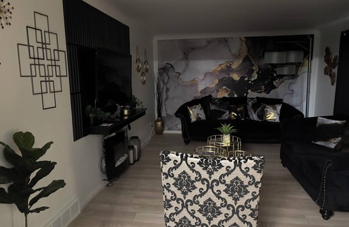 Warren House | Sunburst Palace Spacious 4-bed rm with a Den-Fulton in Center Line, MI.
