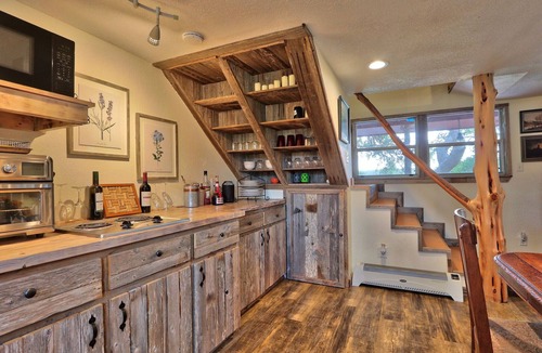 San Marcos Cabin | Sunflower Ridge Cabin - Charming Romantic Getaway