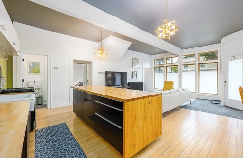 Macalester - Groveland House | Sunny 16BD Retreat with Sauna, Hot tub, Movie theatre, Arcade. Come Unwind!