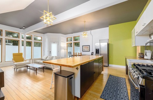 Macalester - Groveland House | Sunny 16BD Retreat with Sauna, Hot tub, Movie theatre, Arcade. Come Unwind!