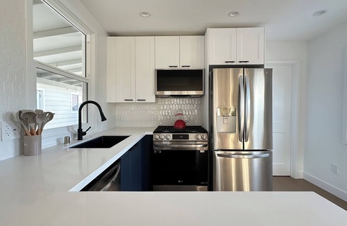Crescenta Highlands House | Sunny 3 Bedroom Home in La Crescenta with Charming Decor