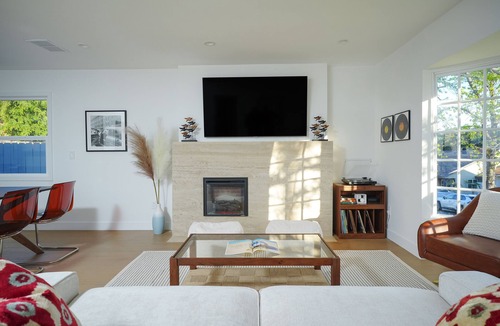 Crescenta Highlands House | Sunny 3 Bedroom Home in La Crescenta with Charming Decor