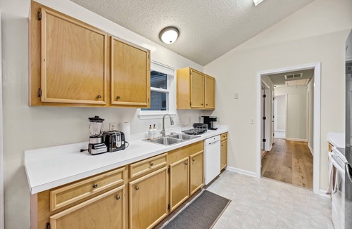 State Park House | Sunny 3BR+ Flex Room Retreat and Private Backyard