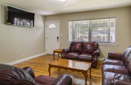 Columbia Cottage | Sunny Columbia Home ~ 3 Mi to Usc!