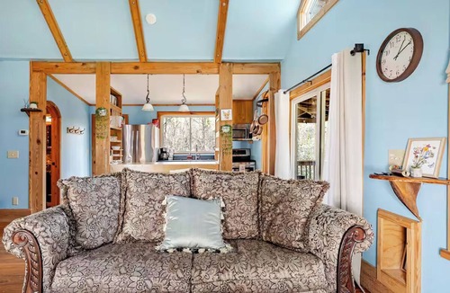 Taylortown House | Sunny Pines Hideaway: Pet Friendly Open-Plan Loft in Pinehurst
