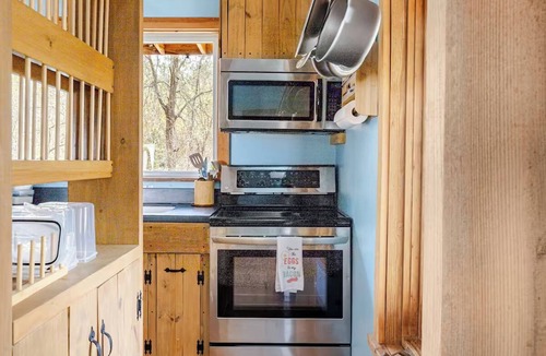 Taylortown House | Sunny Pines Hideaway: Pet Friendly Open-Plan Loft in Pinehurst