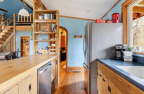 Taylortown House | Sunny Pines Hideaway: Pet Friendly Open-Plan Loft in Pinehurst