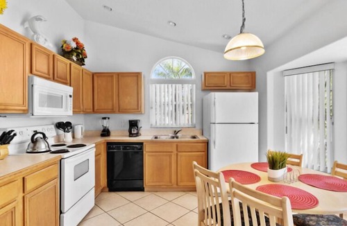 Indian Point House | Sunny Private Pool & Spa & Fenced Yard. Nr Parks