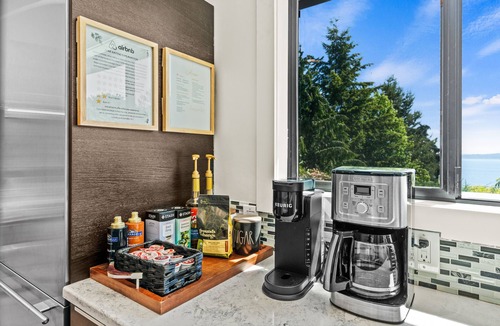 Rollingbay House | Sunrise Oasis. Water View. Family & Dog friendly