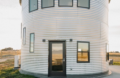 Manhattan House | Sunrise Silo - Luxury stay near Bozeman, Montana.