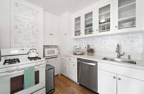 Middletown Apartment | Sunset Harbor Views from Deck! Walk to Restaurants