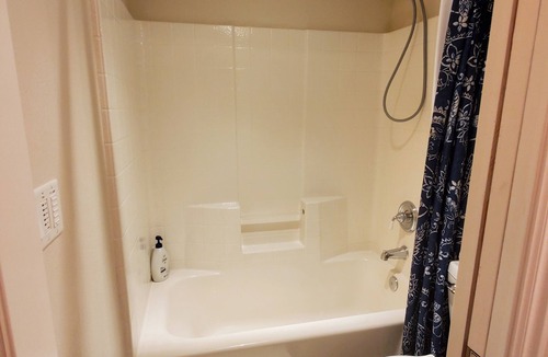 Nampa House | Sunset Hills1600 sq. ft. lower-level apt. (3 bedrooms, 2 king beds)