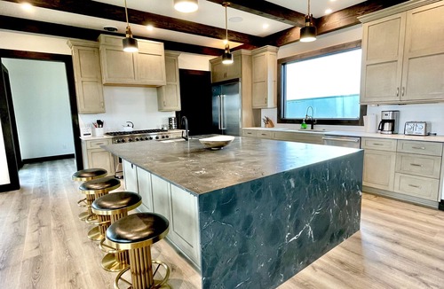 Belt House | Sunset Ranch ~ Stunning 8 bdrm 10 bath Home on Private Dude Ranch