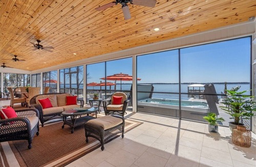 Summerton House | Sunset Serenity, Lake Marions Ultimate Dream Getaway Pool/swimspa/sleeps 16
