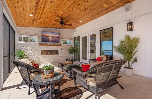 Summerton House | Sunset Serenity, Lake Marions Ultimate Dream Getaway Pool/swimspa/sleeps 16