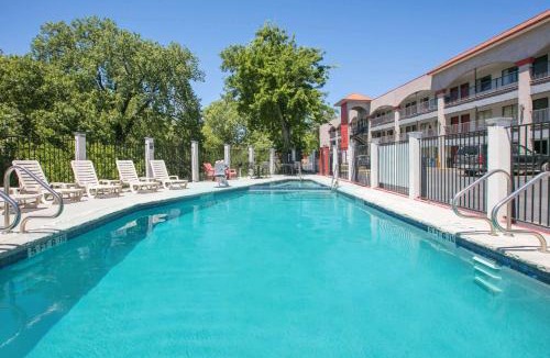 North Loop Hotel | Super 8 by Wyndham Austin University/Downtown Area