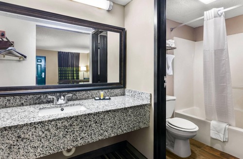 State Park Hotel | Super 8 by Wyndham Columbia