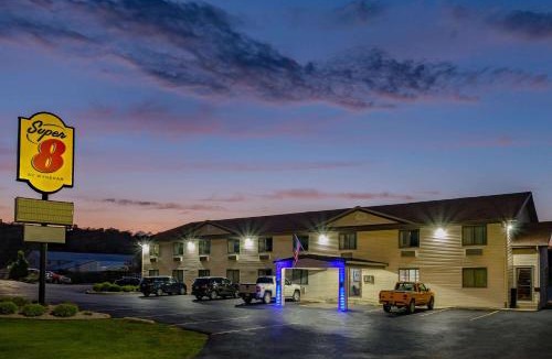 Decorah Hotel | Super 8 by Wyndham Decorah