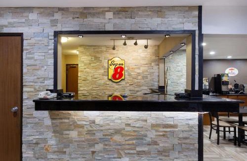 Decorah Hotel | Super 8 by Wyndham Decorah