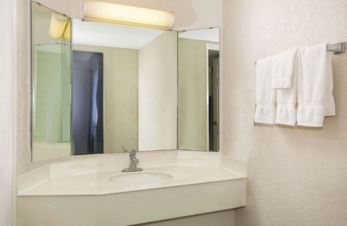 Eagle Pass Hotel | Super 8 by Wyndham Eagle Pass