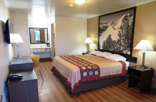 Evanston Hotel | Super 8 by Wyndham Evanston