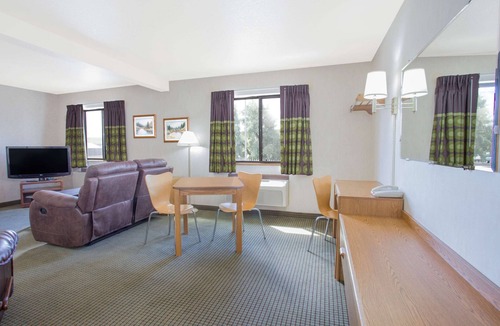 Havre Hotel | Super 8 by Wyndham Havre