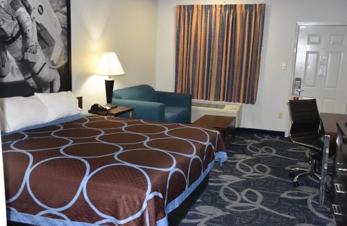 Southbelt/Ellington Hotel | Super 8 by Wyndham Houston Hobby Airport South